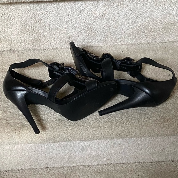 BCBG MAXAZRIA SHOES / BCBG HIGH HEEL FRINGE SHOES/ BLACK / SIZE 9 B/ USED - Picture 4 of 7